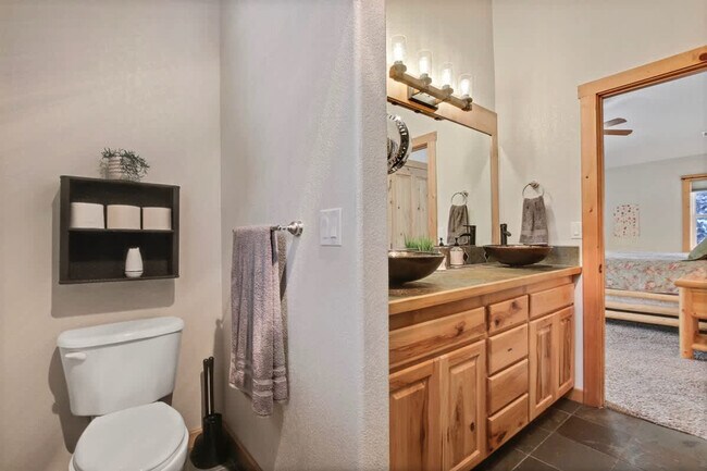 Building Photo - 130 Par Dr