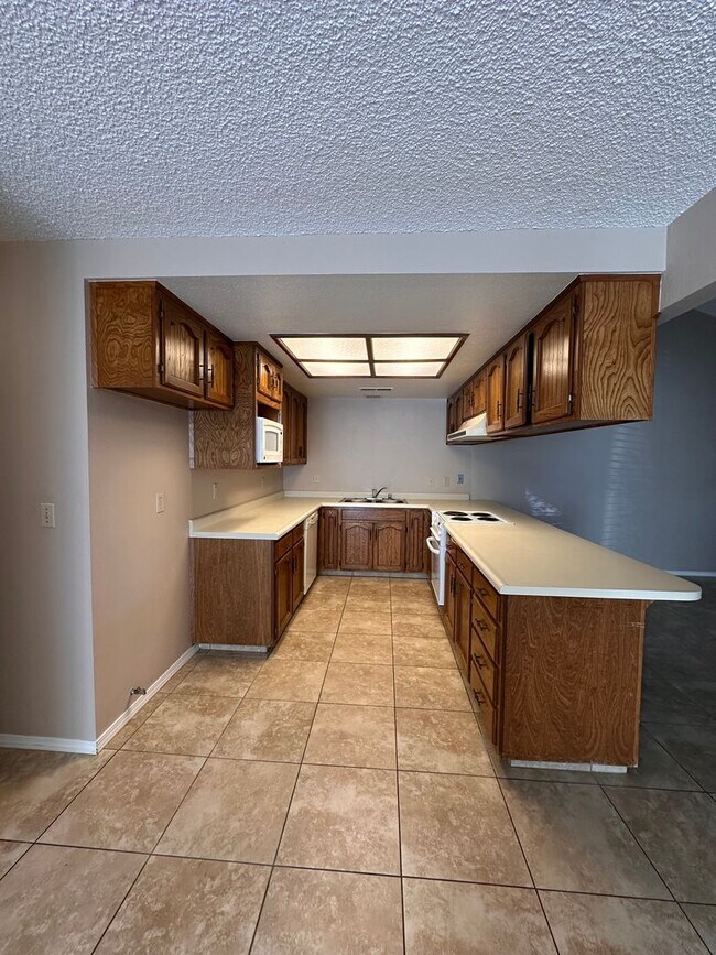 Building Photo - SE Visalia condo coming soon!