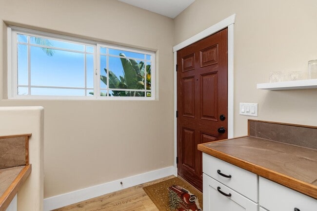Building Photo - Charming Coastal Studio in Carlsbad - Furnished, all utilities + wi-fi included!