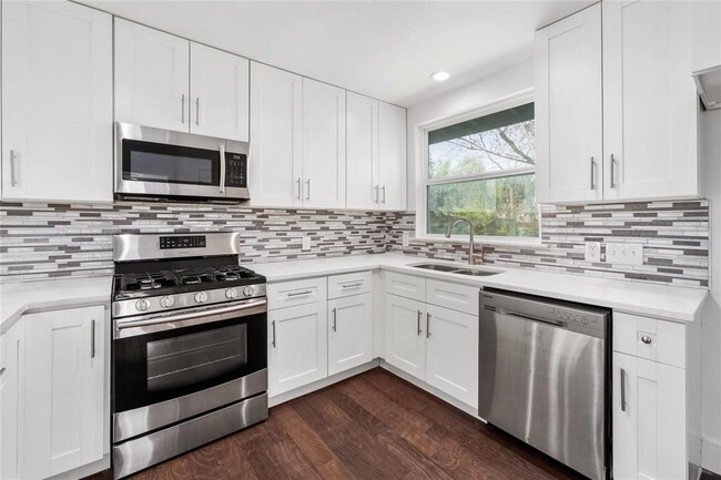 Building Photo - 6414 Kenilworth Dr