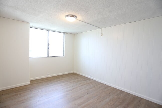 Building Photo - Liliuokalani Plaza – 2 bedroom, 2 bath with 1 covered parking