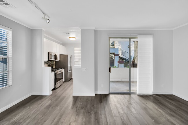 Building Photo - 10858 Sabre Hill Dr