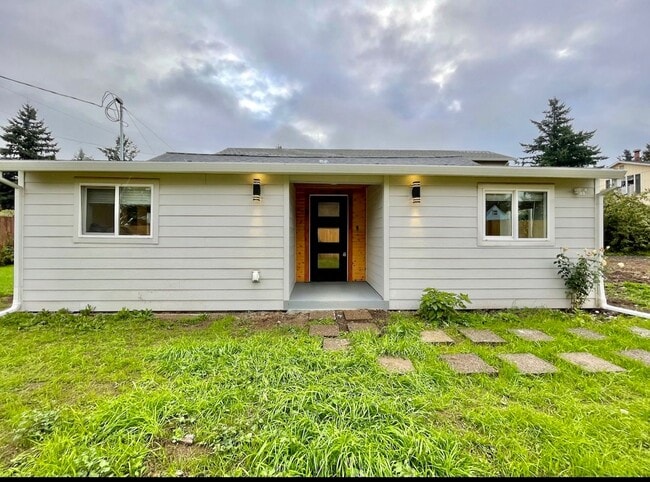 Building Photo - Stunning Mid Century Modern Cottage In Mill Park Neighborhood~  Large Yard w/ Privacy Fence~ Wash...
