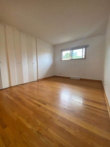 Master bedroom - 920 N Milwaukee Ave