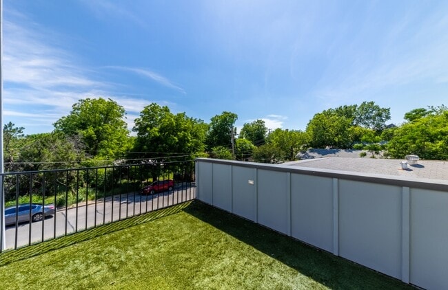 Building Photo - 2014 E 9th St