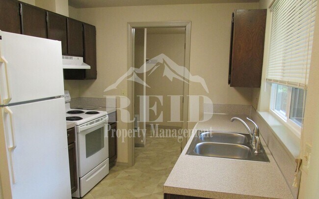 Building Photo - DUPLEX - 2 BED 1 BATH WITH 1 CAR GARAGE IN CENTRAL PORT ORCHARD!