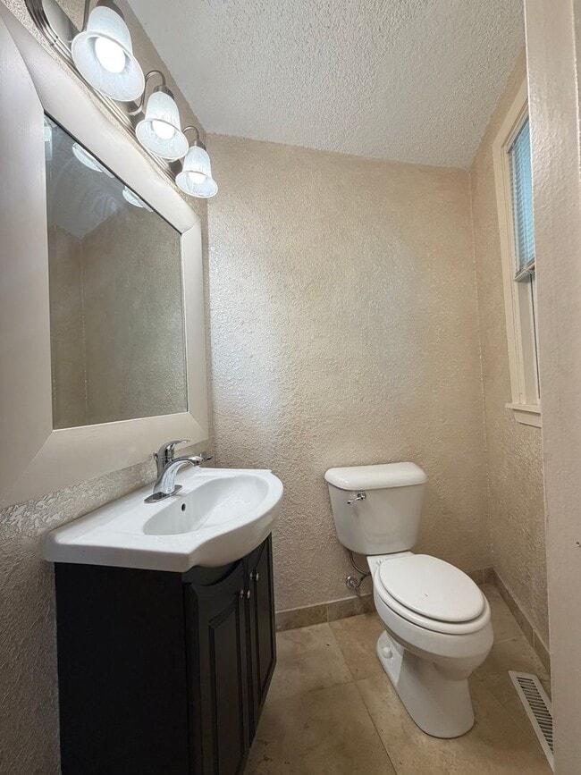 Building Photo - AVAILABLE December 15th - 3 Bed/1.5 Bath Home with Lake views!