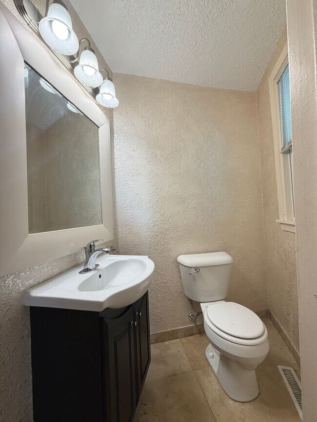 Building Photo - AVAILABLE September - 3 Bed/1.5 Bath Home with Lake views!