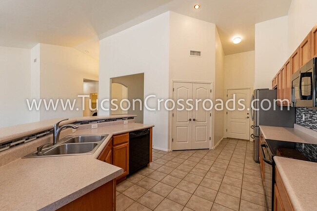 Building Photo - 4 Bedroom / 2 Bathroom Home