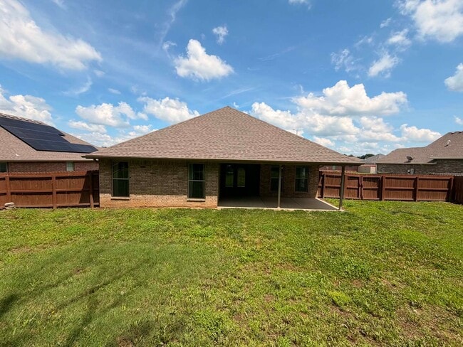 Building Photo - 1104 Lakeview Dr.