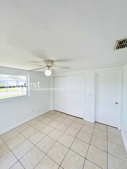 Building Photo - 3749 Beechwood Dr
