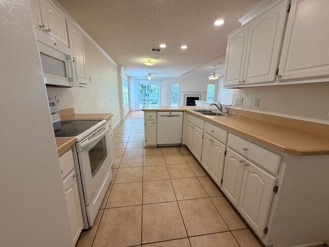 Building Photo - SummerBrooke Home, Plenty of Sunshine, Privacy, & Backyard Space!