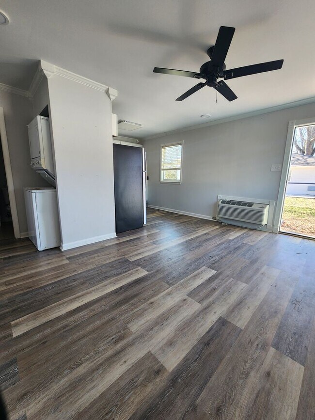 Building Photo - 1506 Oakwood Ave NE