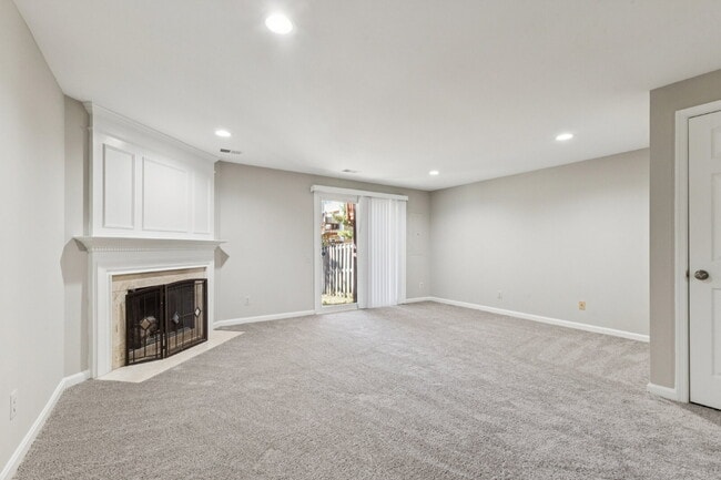 Building Photo - Welcome to this bright and beautifully maintained end-unit townhome in the desirable River Oaks c...