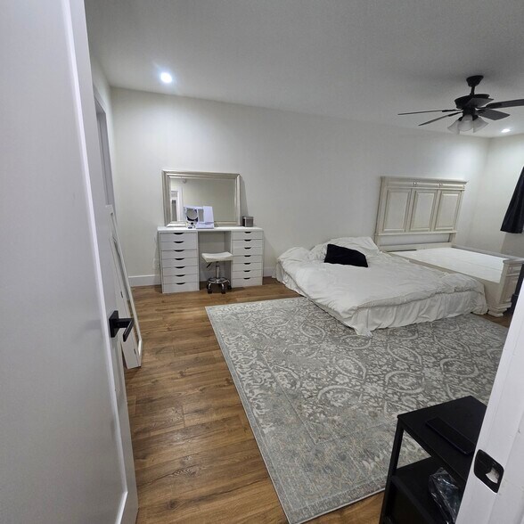 Building Photo - 916 S Sherbourne Dr