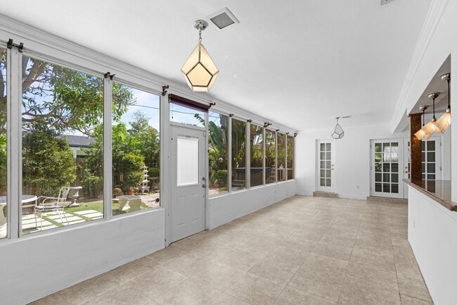 Building Photo - 899 NW 6th Dr