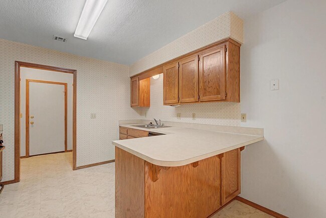 Building Photo - Welcome to this charming 2-bedroom, 2-bathroom home
