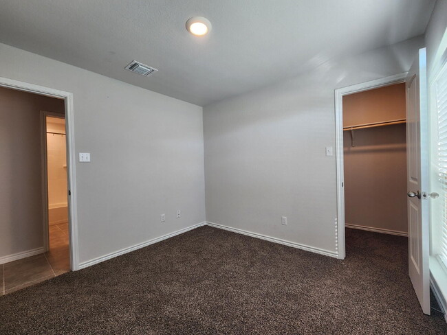 Building Photo - "Bright and Beautiful 3-Bedroom 2-Bath Hom...