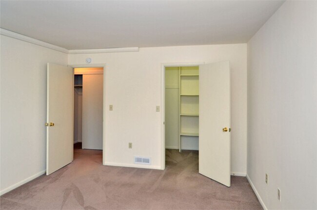 Building Photo - Two Bedroom Classic Style Apartment on the...