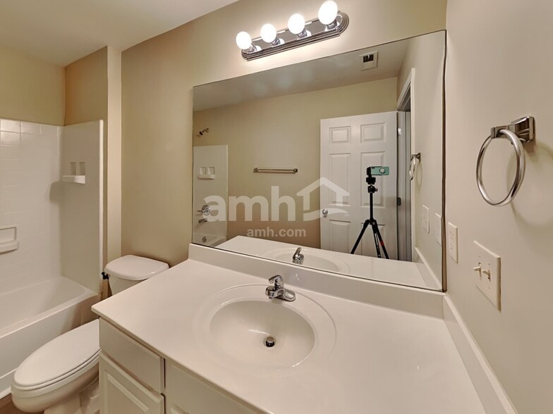 Building Photo - 208 Cole Ct