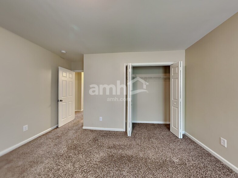 Building Photo - 417 Green Park Ln