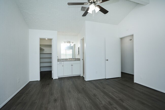 Building Photo - 19938 Laurel Trail Dr