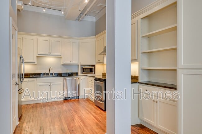 Building Photo - 1106 Broad St
