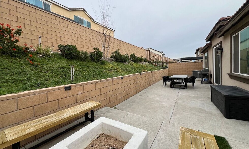 Building Photo - 16746 Mistletoe