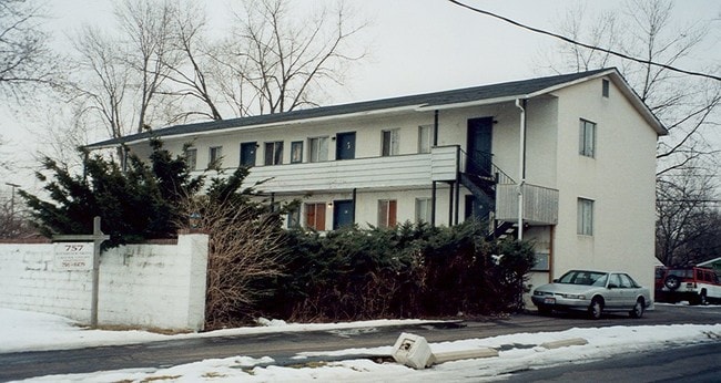 Building Photo - 757 Riverview Dr