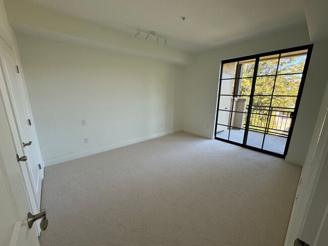Building Photo - Updated Top Floor Unit -- Perfect Commuter Location -- Walking Distance to Laurel Street -- Must ...