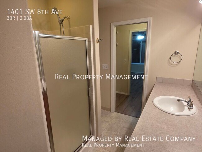 Building Photo - 1401 SW 8th Ave