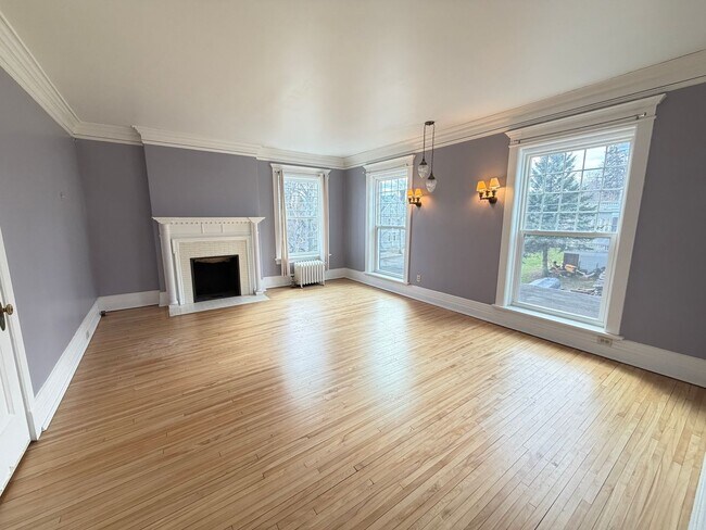 Building Photo - Beautiful 4 Bedroom/2 Bathroom Second Floor Apartment in East Duluth Mansion with Utilities Inclu...