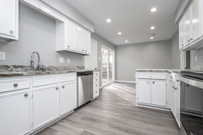Building Photo - 20 Laver Cir