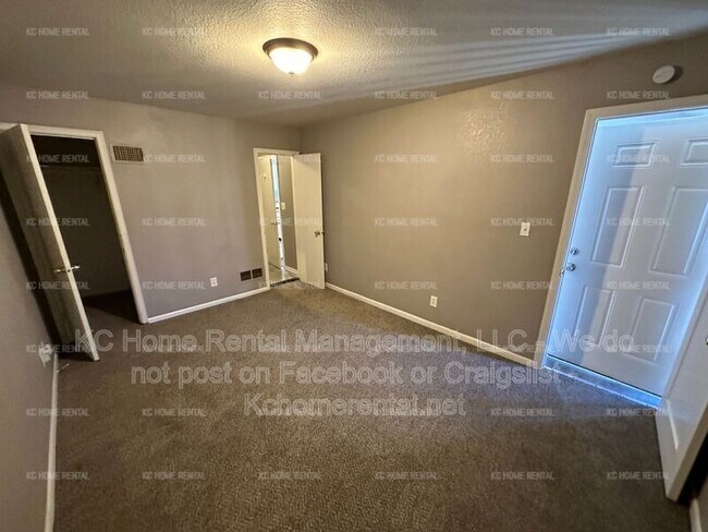 Building Photo - 4221 E 60 Terrace