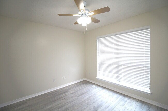 Building Photo - 3BR/2BA North Pensacola Brick Home with Bonus Room, Vaulted Ceilings & Privacy-Fenced Backyard Ne...