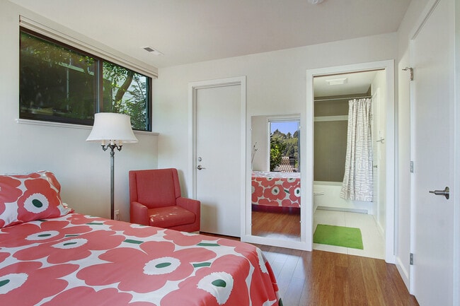 Building Photo - 216 26th Ave E