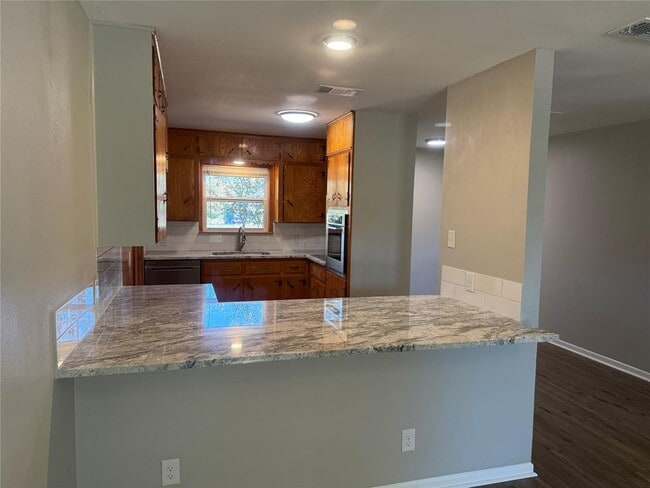 Building Photo - 176 W Sweetbriar Dr