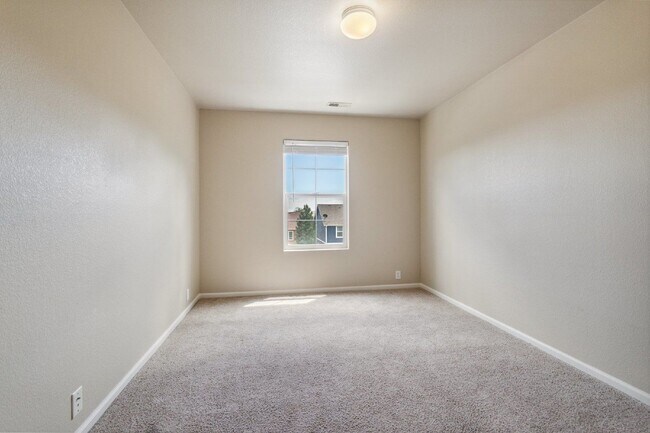 Building Photo - 2704 Stonecrop Ridge Grove