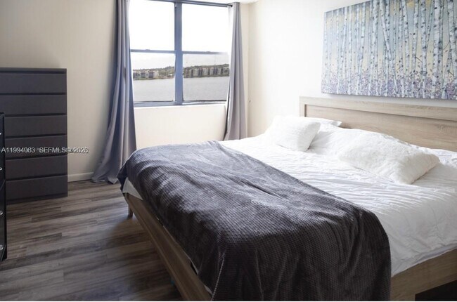 Building Photo - 105 Lake Emerald Dr