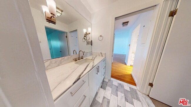 Building Photo - 525 N Sycamore Ave