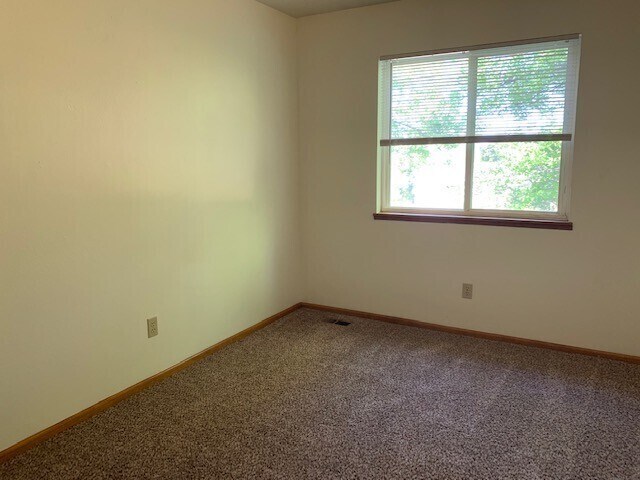 Building Photo - Lovely 3 Bed/2.5 Bath Townhome in Southwes...