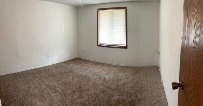 Building Photo - Great Location! Great Price! Call for Spec...