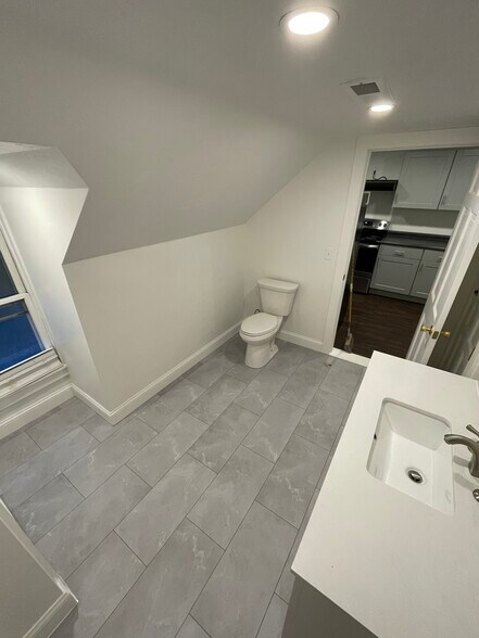 Bathroom - 80 Alden Sq