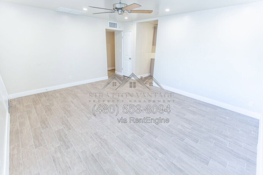 Building Photo - 2533 E Blanche Dr