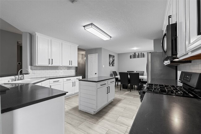 Building Photo - 10819 Redwood Dr