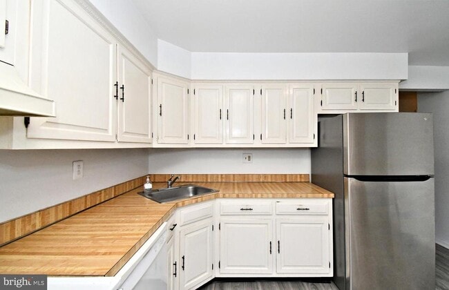 Building Photo - 592 Wrensong Rd