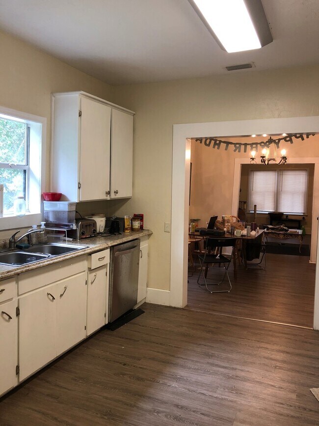 Building Photo - Large 4 Bedroom, 2 Bathroom House