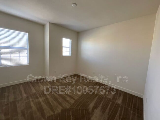 Building Photo - 546 W Campania Way