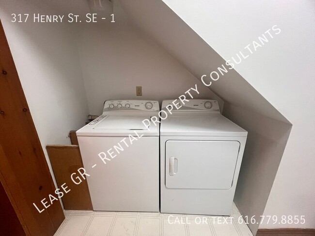 Building Photo - Two Bedroom Spacious Unit in Cherry Hill! ...