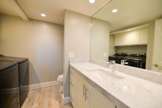 Building Photo - Fully Remodeled unit in the beautiful gate...